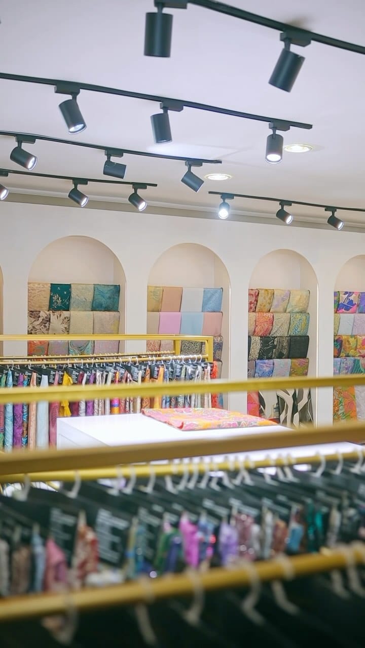 Post 10 by Brocade, Jacquard, Damask etc on Instagram (video)