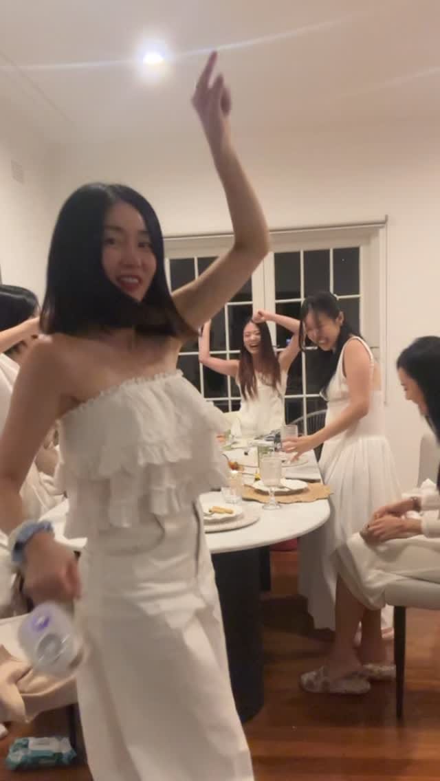 Post 4 by 시드니 𝑴𝑬𝑹𝑪𝑰 𝑺𝒉𝒐𝒘𝒓𝒐𝒐𝒎 on Instagram (video)