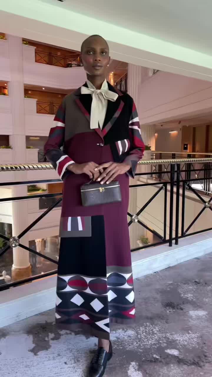 Post 4 by Ebtisam Salman عبايات راقية on Instagram (video)