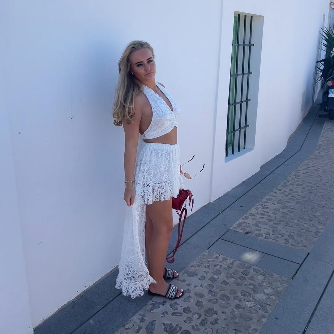 Post 9 by Elle’s Closet on Instagram (image)