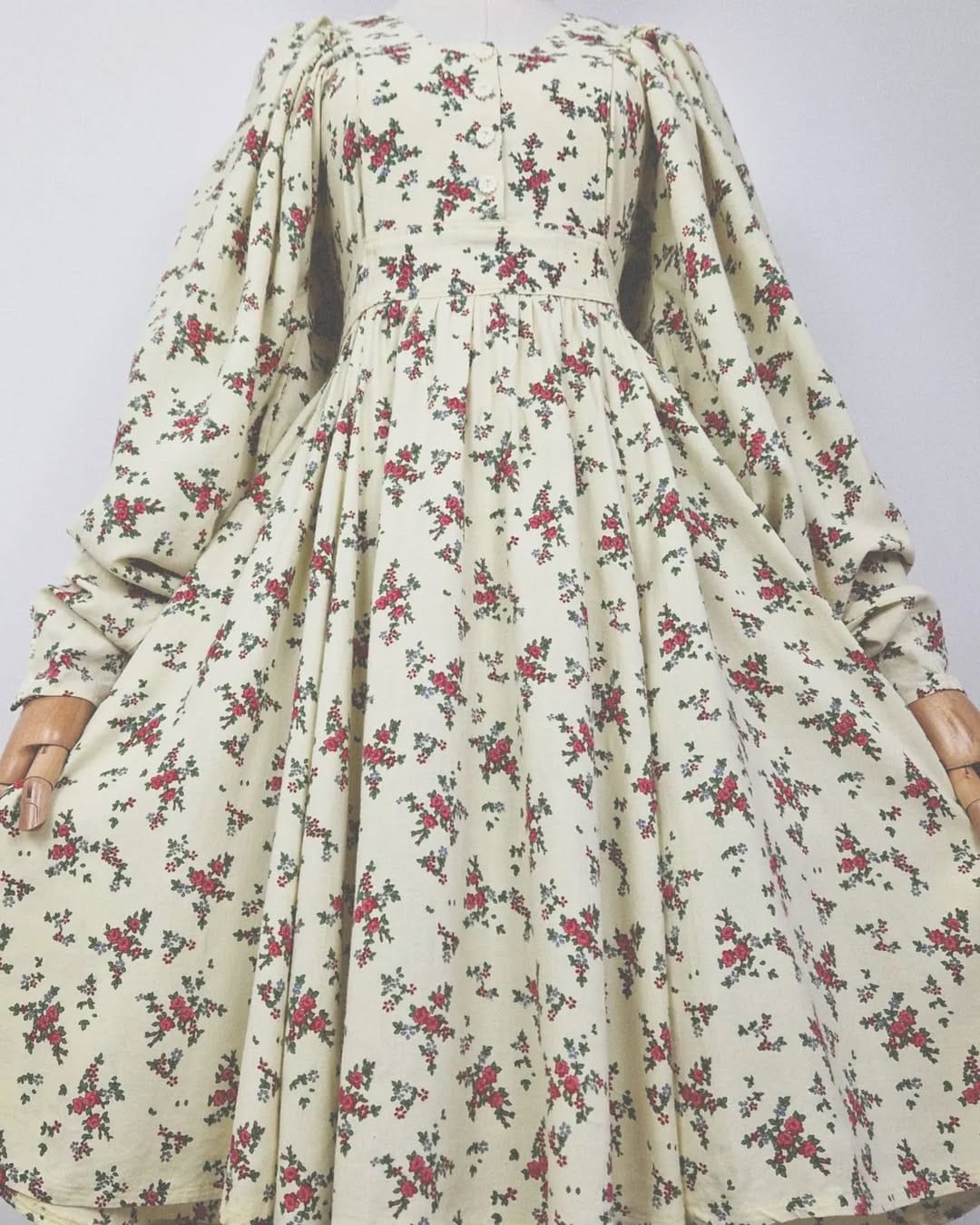 Post 10 by Ela's Vintage on Instagram (carousel)
