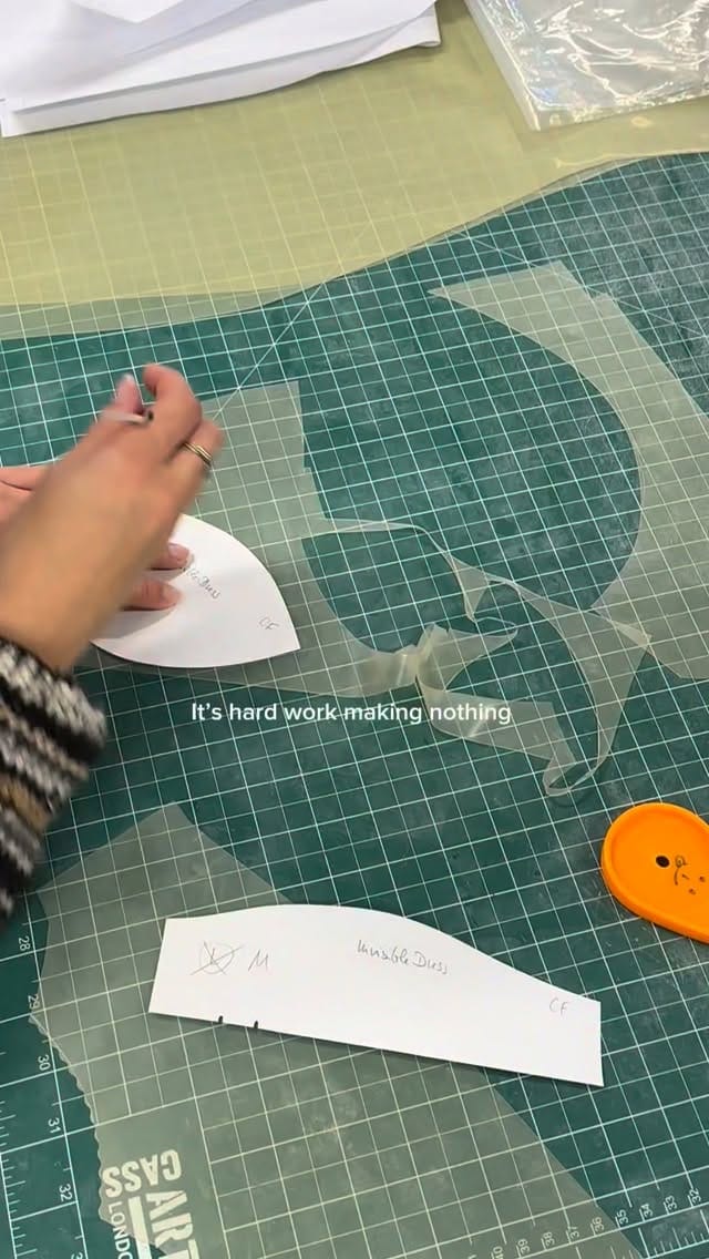 Post 1 by ＰＯＳＴＥＲ  ＧＩＲＬ on Instagram (video)