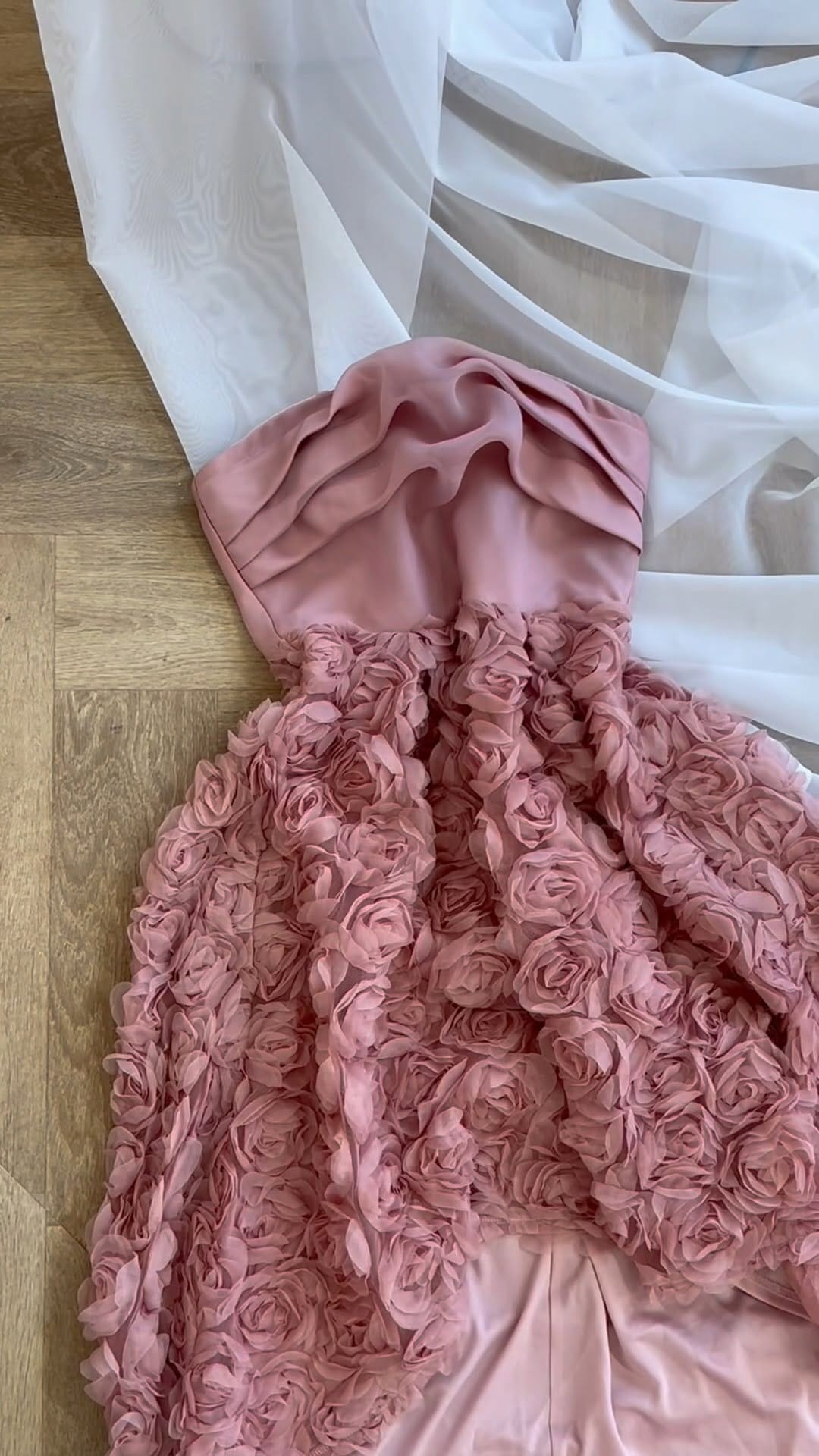Post 5 by Chi Chi London on Instagram (video)