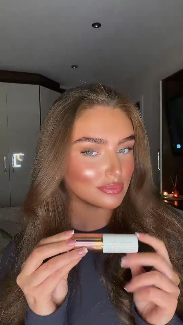 Post 5 by Demi Hill Trayers  | CURVE MODEL on Instagram (video)