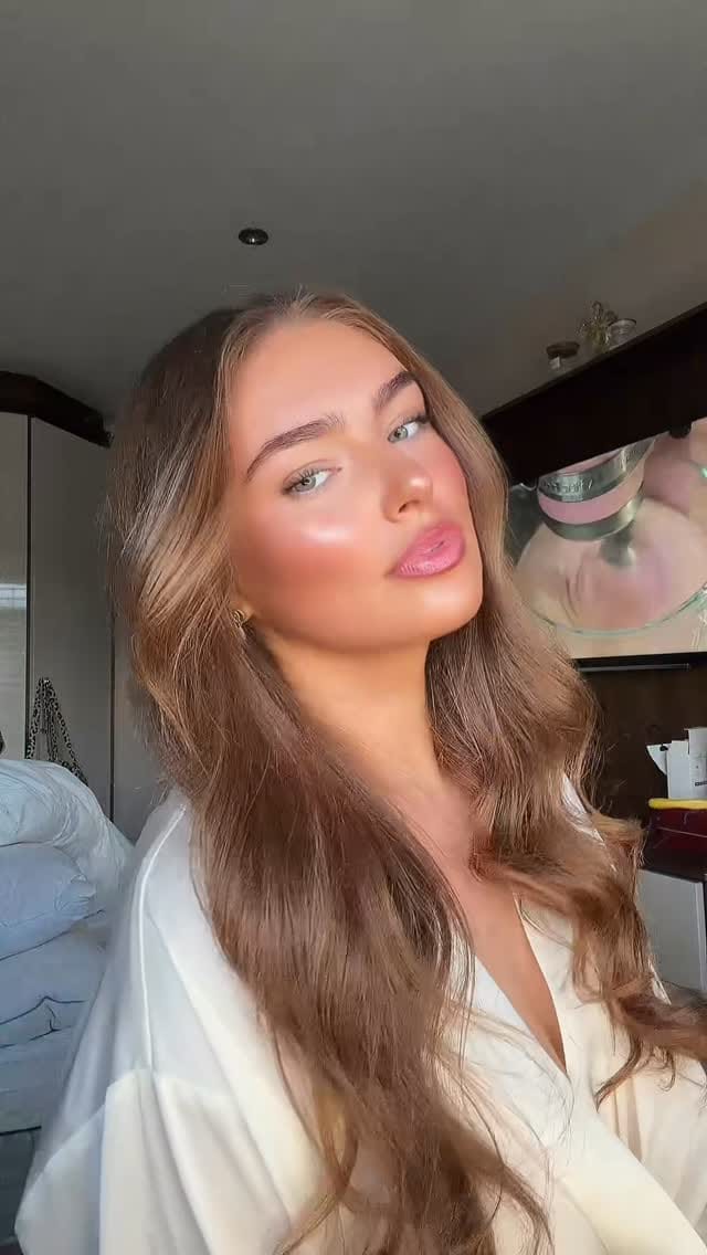 Post 2 by Demi Hill Trayers  | CURVE MODEL on Instagram (video)