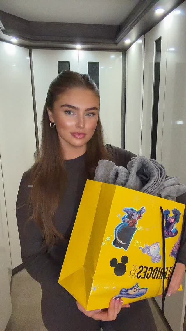 Post 3 by Demi Hill Trayers  | CURVE MODEL on Instagram (video)