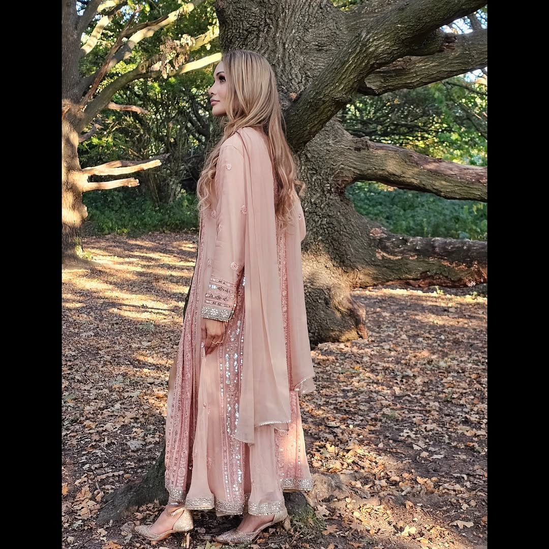 Post 6 by Sarah Zaaraz on Instagram (image)