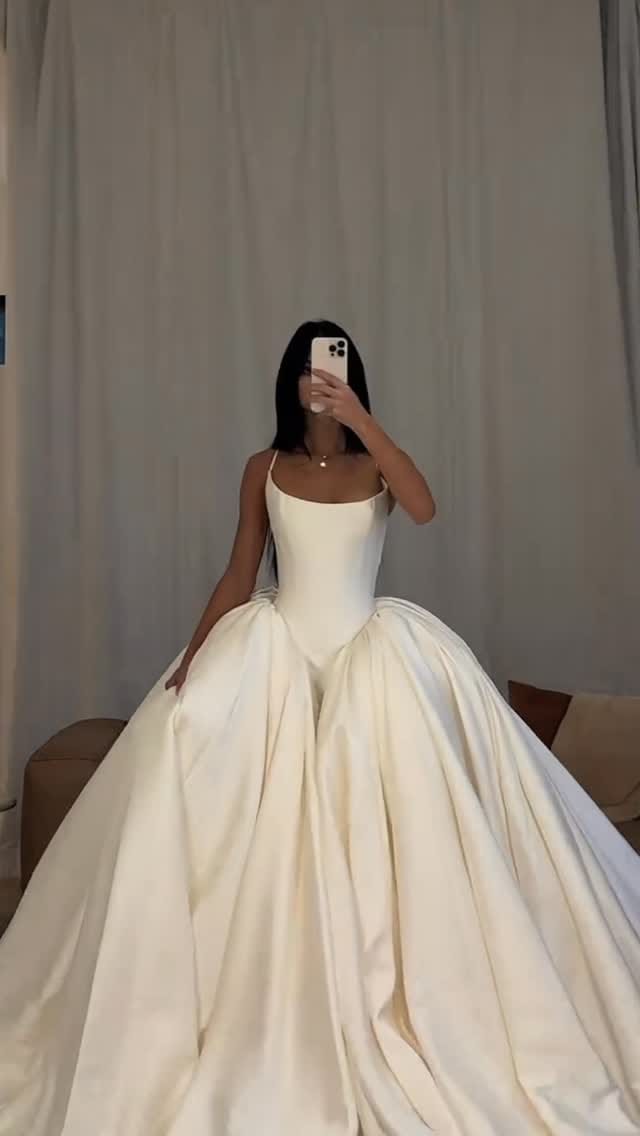 Post 5 by 𝐓𝐡𝐞 𝐕𝐢𝐜𝐭𝐨𝐫𝐢𝐚𝐧 Bridal on Instagram (video)