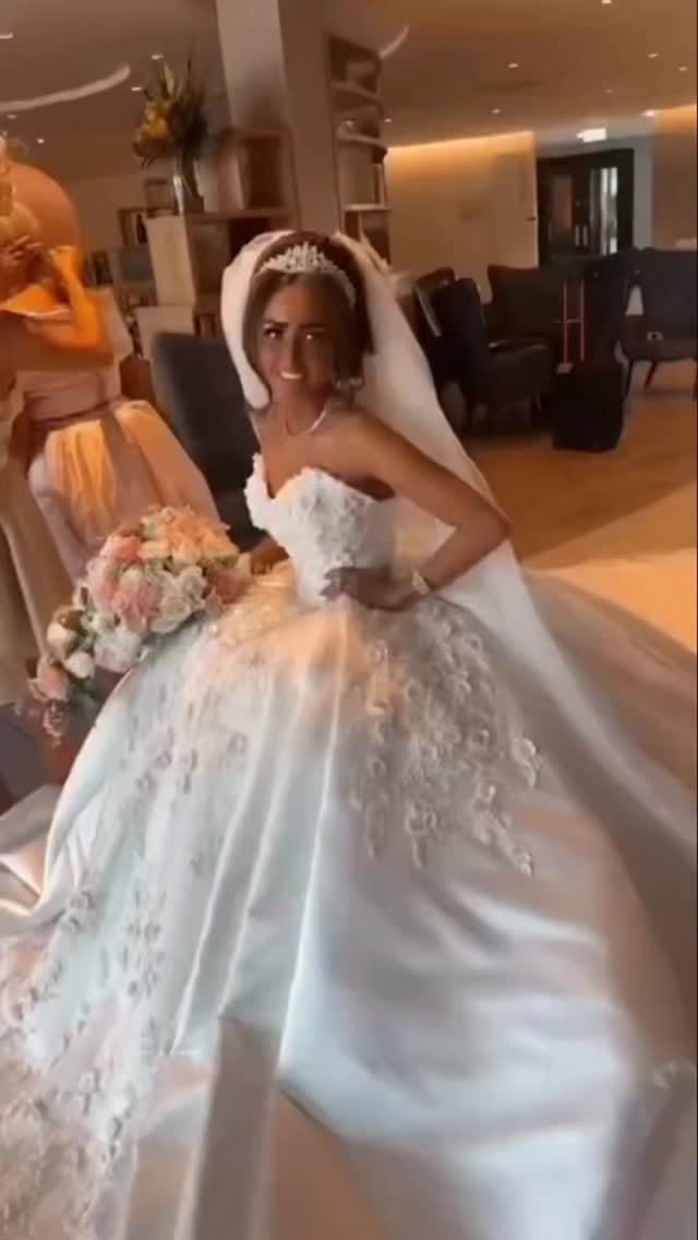 Post 6 by 𝐓𝐡𝐞 𝐕𝐢𝐜𝐭𝐨𝐫𝐢𝐚𝐧 Bridal on Instagram (video)