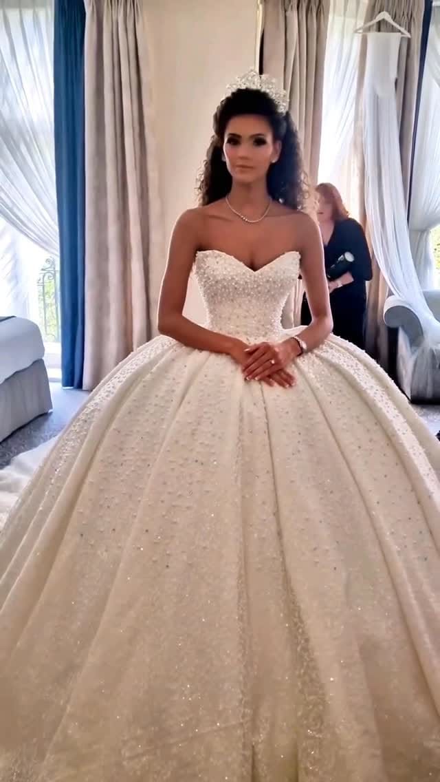 Post 10 by 𝐓𝐡𝐞 𝐕𝐢𝐜𝐭𝐨𝐫𝐢𝐚𝐧 Bridal on Instagram (video)