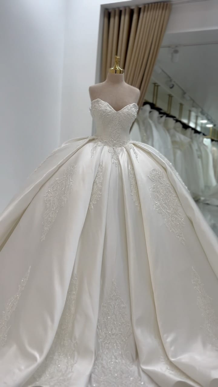 Post 7 by 𝐓𝐡𝐞 𝐕𝐢𝐜𝐭𝐨𝐫𝐢𝐚𝐧 Bridal on Instagram (video)