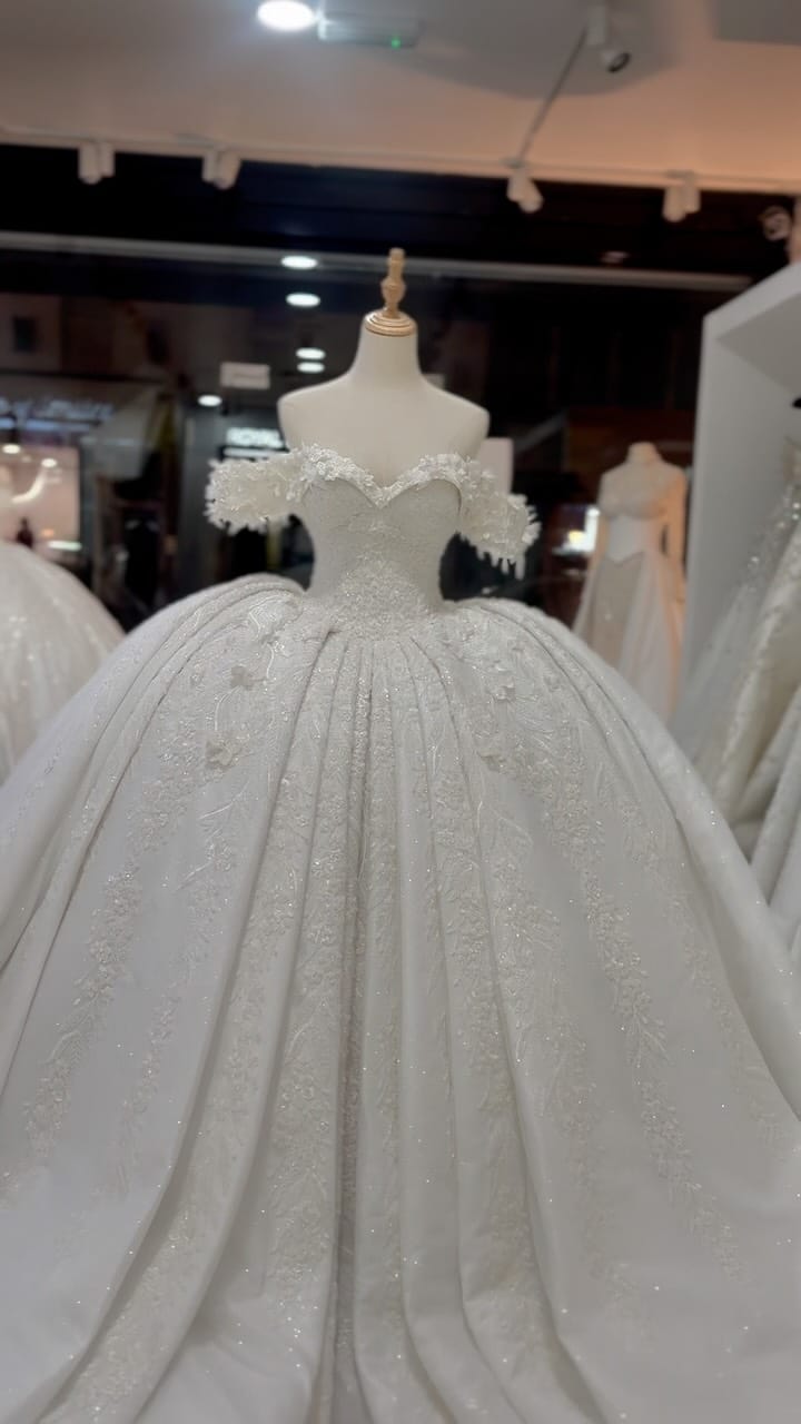 Post 2 by 𝐓𝐡𝐞 𝐕𝐢𝐜𝐭𝐨𝐫𝐢𝐚𝐧 Bridal on Instagram (video)