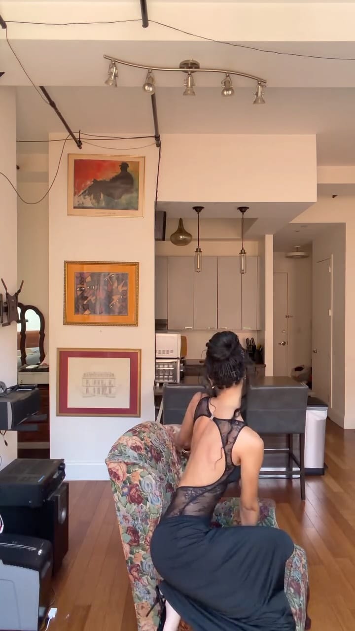 Post 3 by Larissa Almeida on Instagram (video)