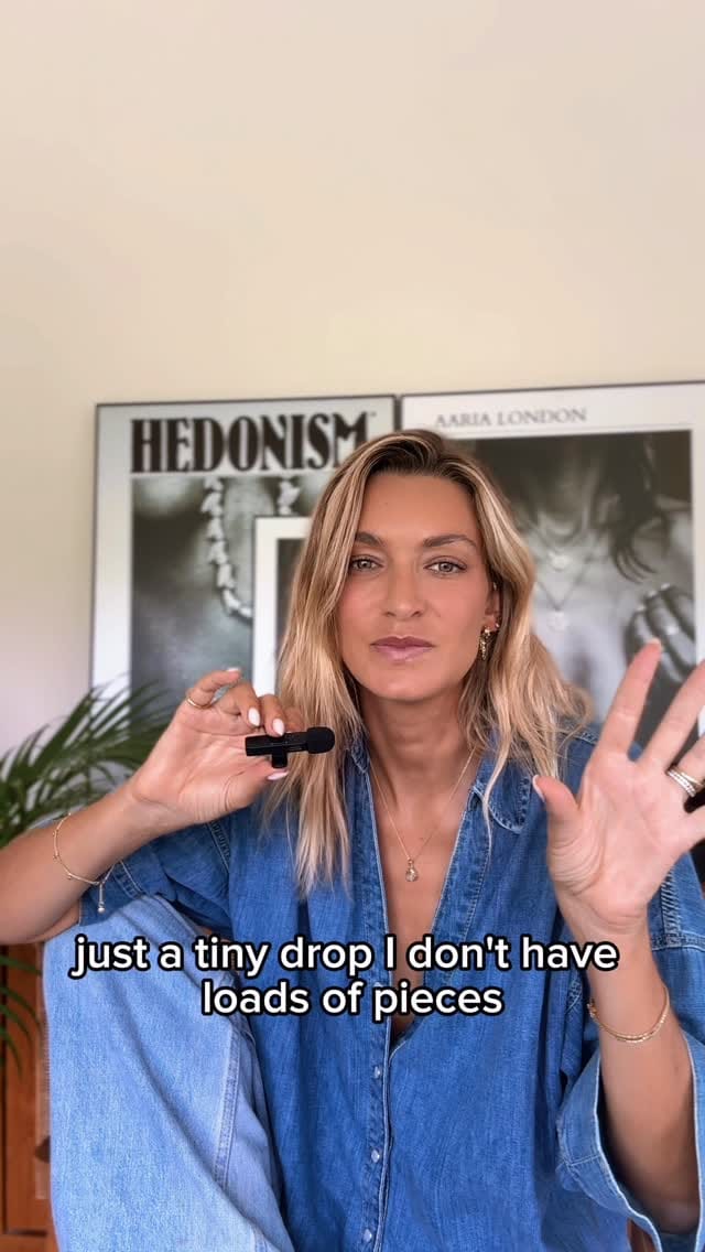 Post 8 by A R I A N A on Instagram (video)