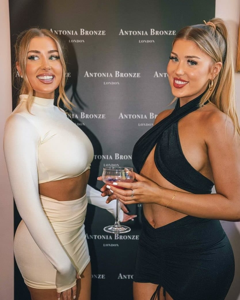 Post 9 by Antonia Bronze on Instagram (image)