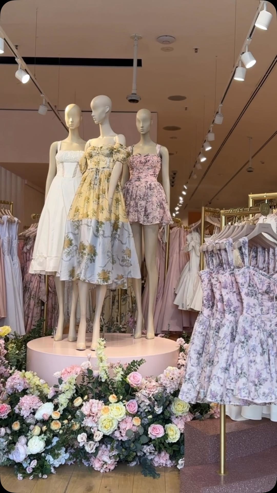 Post 2 by House Of CB France on Instagram (video)