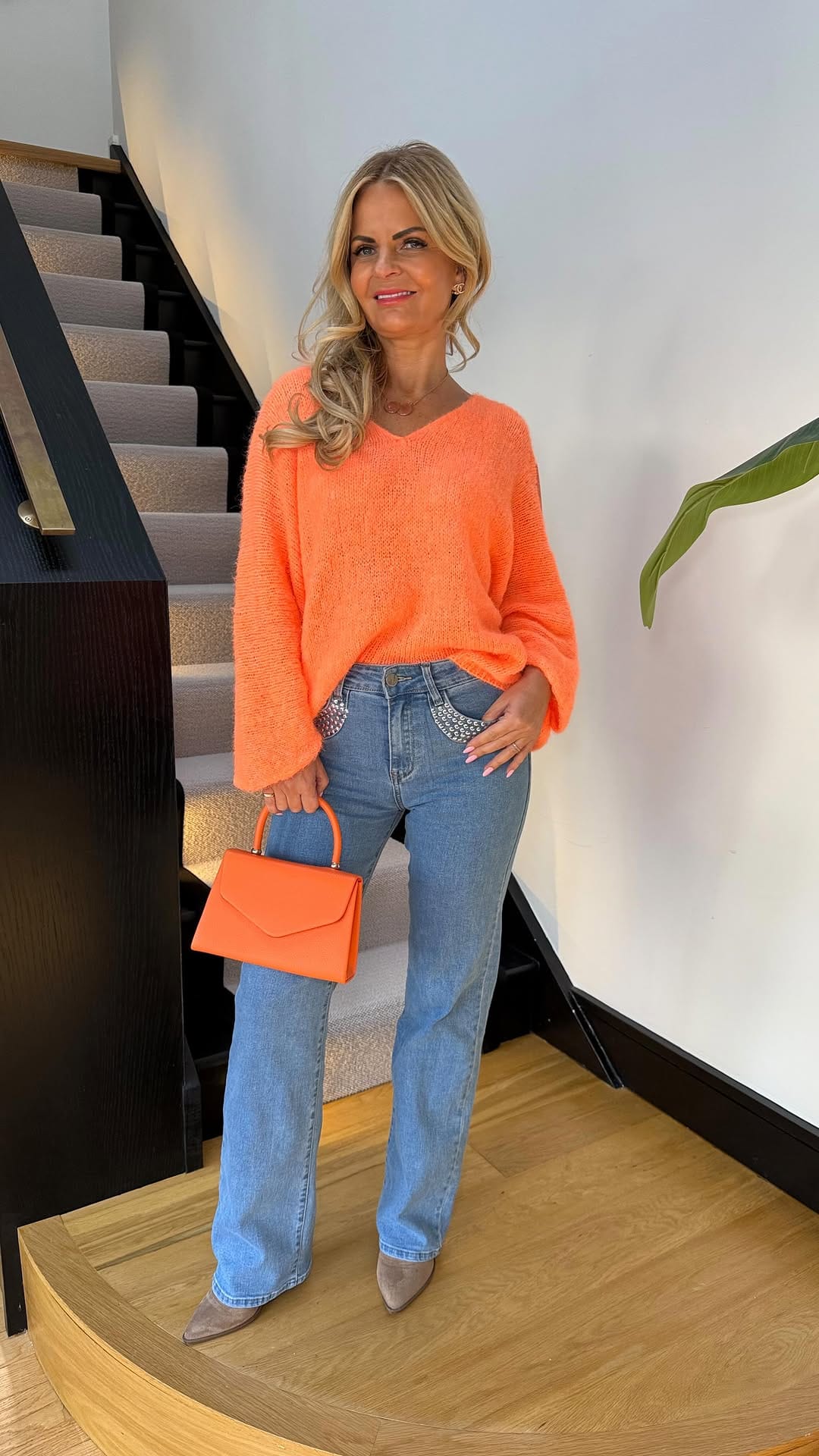 Post 1 by 𝐋𝐈𝐁𝐄𝐋𝐋𝐔𝐋𝐀 𝐁𝐎𝐔𝐓𝐈𝐐𝐔𝐄 on Instagram (video)