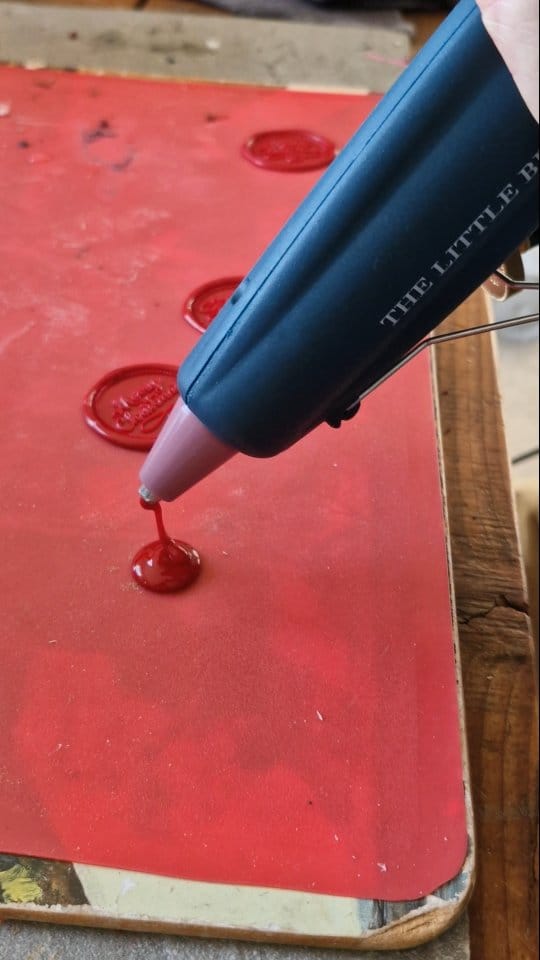 Post 3 by The Little Blue Brush London on Instagram (video)