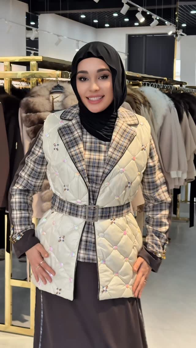 Post 5 by LASAGRADA _boutique on Instagram (video)