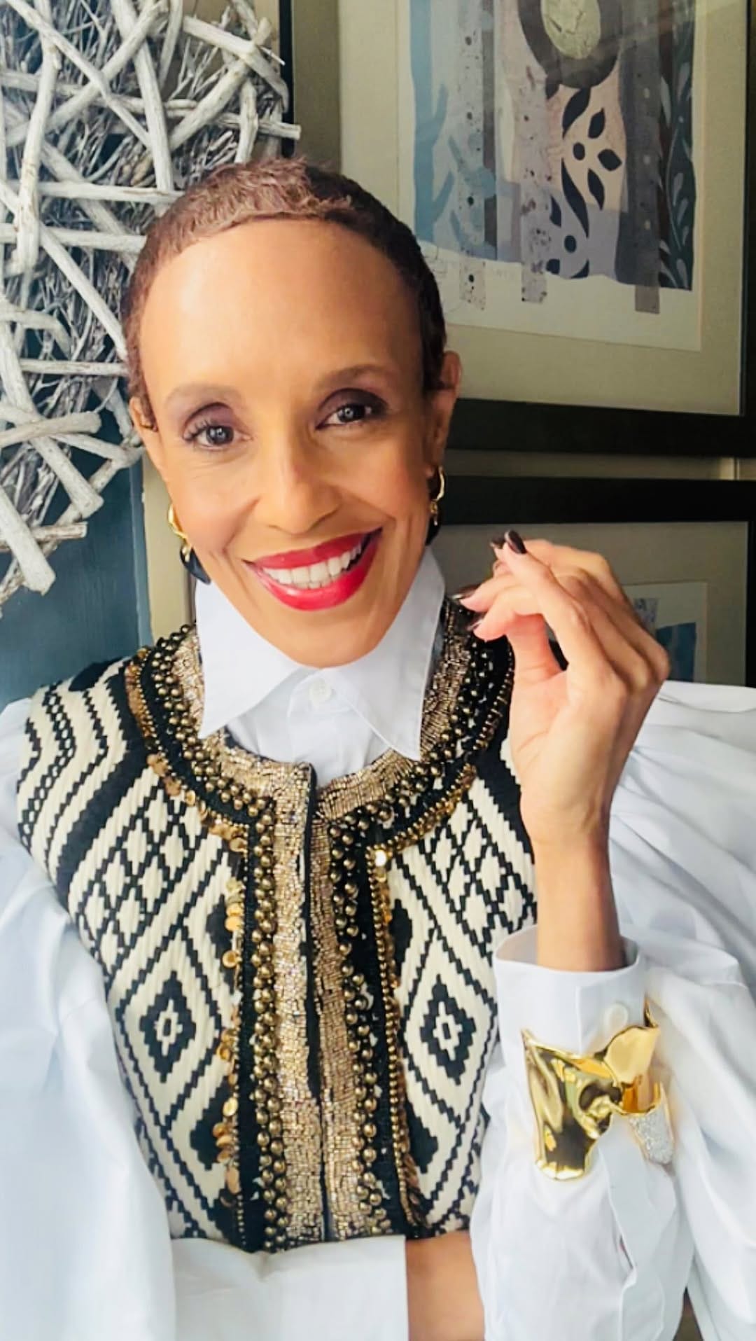 Post 4 by The Elegant Stylist / 40+ Style on Instagram (video)