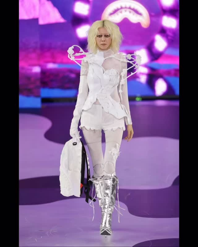 Post 2 by Mei Hirota on Instagram (video)