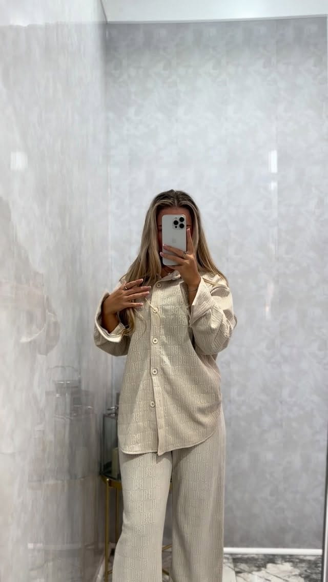 Post 8 by COLLECTIONS LONDON on Instagram (video)