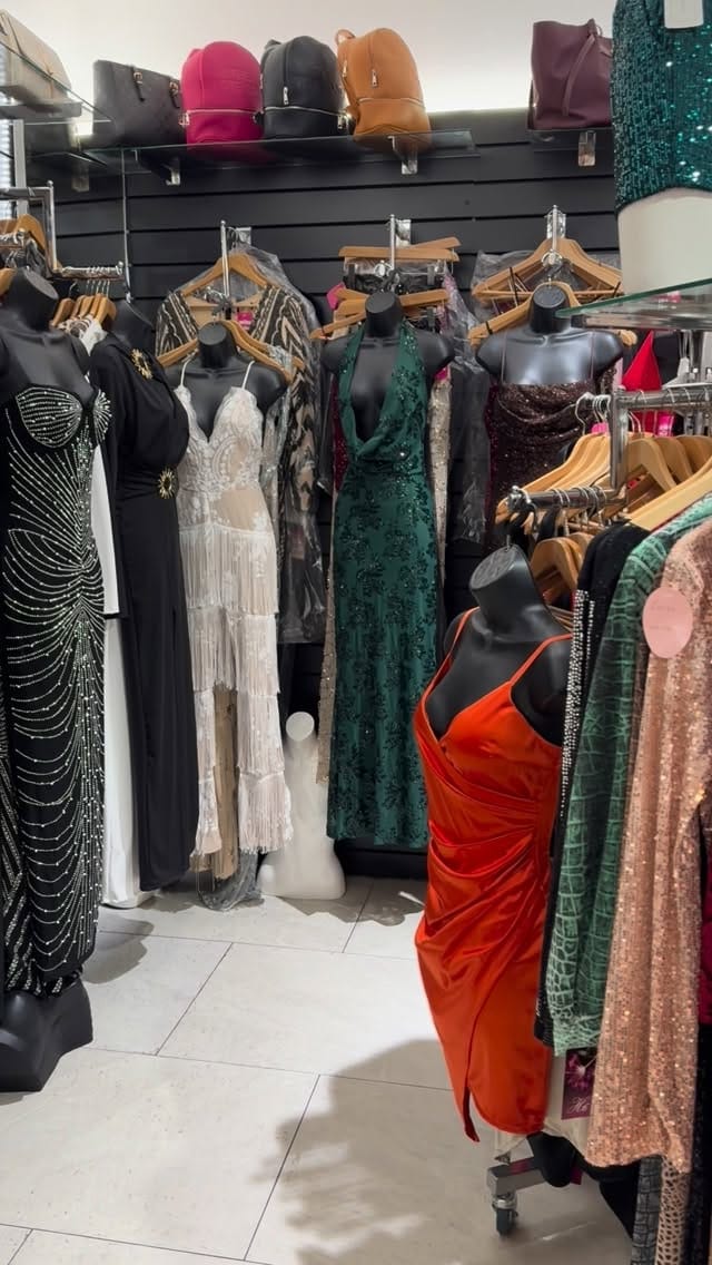 Post 6 by COLLECTIONS LONDON on Instagram (video)