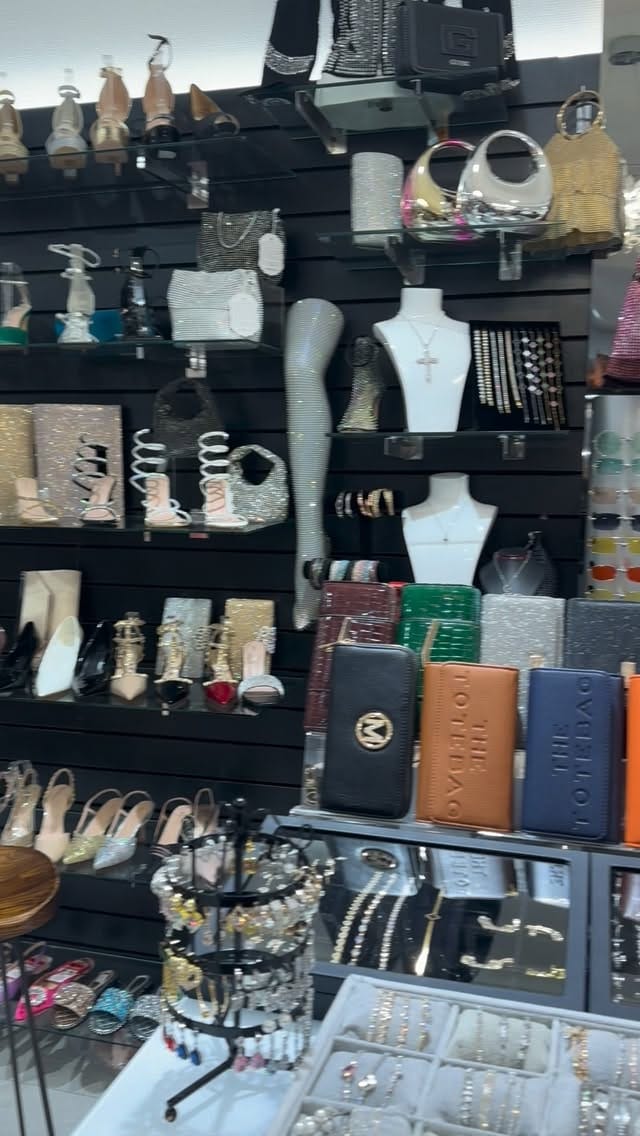 Post 2 by COLLECTIONS LONDON on Instagram (video)