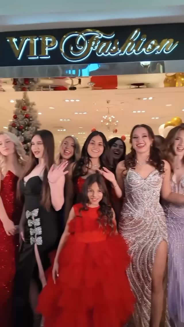 Post 3 by VIP FASHION on Instagram (video)