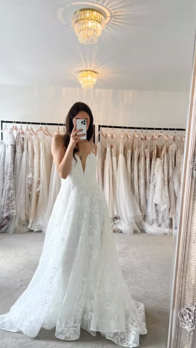 Post 4 by 𝐸𝓁𝒾𝓉𝑒 𝐵𝓇𝒾𝒹𝒶𝓁 | Yorkshire Bridal Boutiques & Bridal Outlets🤍 on Instagram (video)