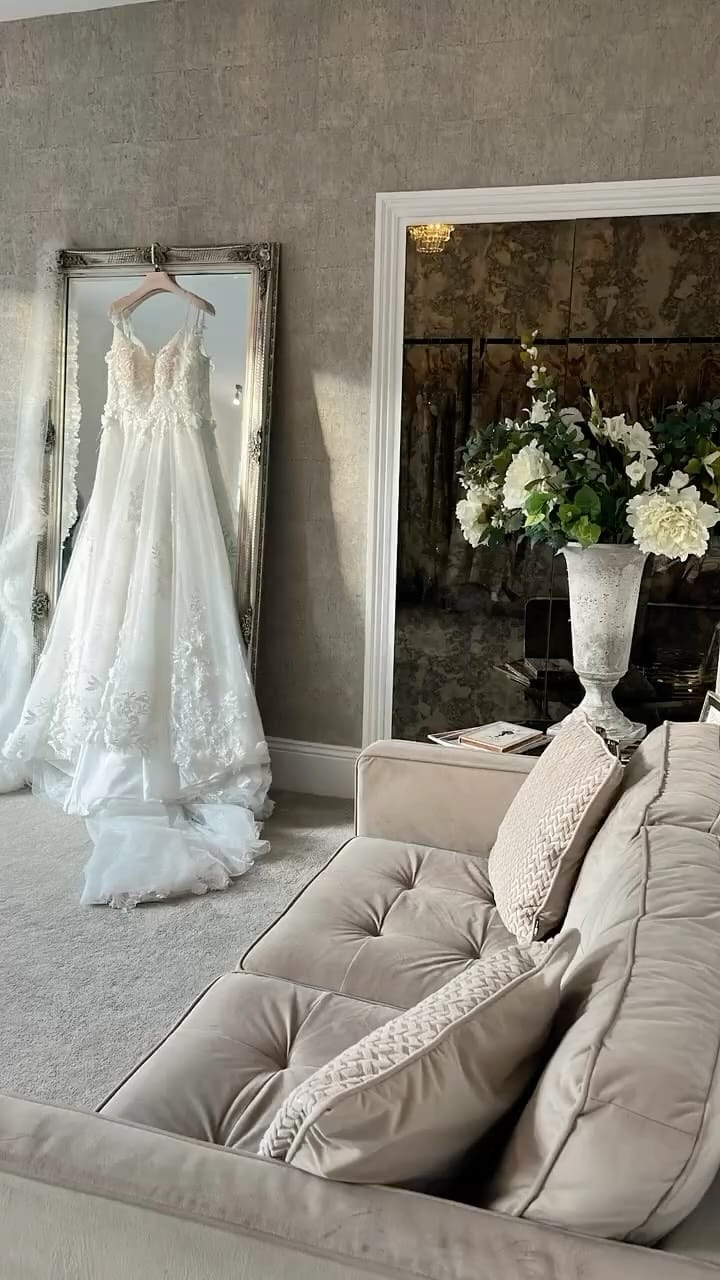 Post 7 by 𝐸𝓁𝒾𝓉𝑒 𝐵𝓇𝒾𝒹𝒶𝓁 | Yorkshire Bridal Boutiques & Bridal Outlets🤍 on Instagram (video)