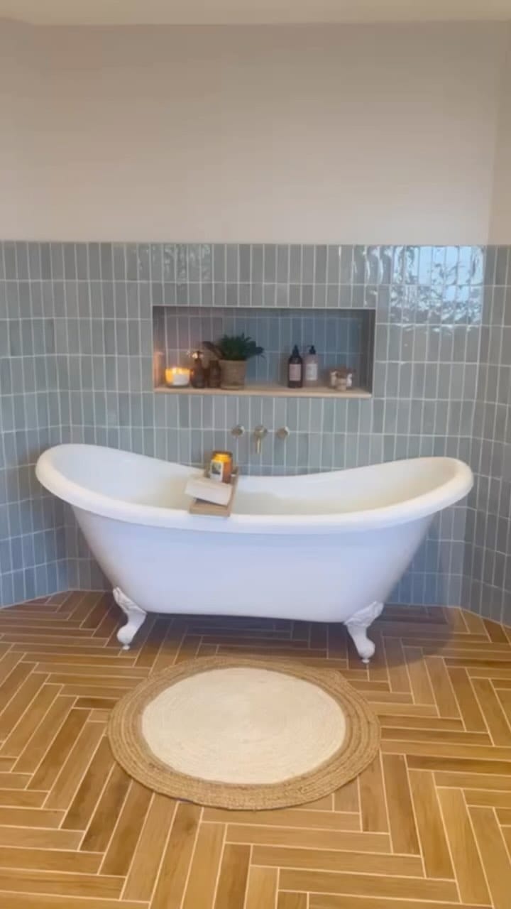 Post 4 by Emma & Spiv on Instagram (video)