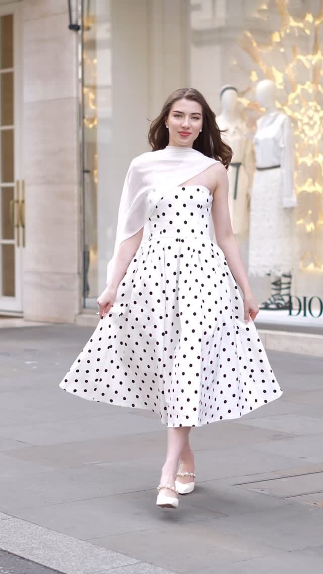 Post 8 by Fashion stylist in London 🎀 on Instagram (video)