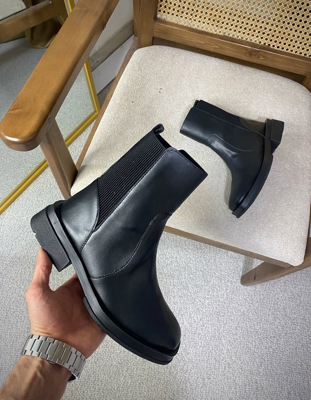 Post 2 by فروشگاه کیف و کتونی منچستر on Instagram (carousel)