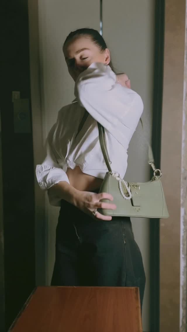 Post 4 by Bessie London on Instagram (video)