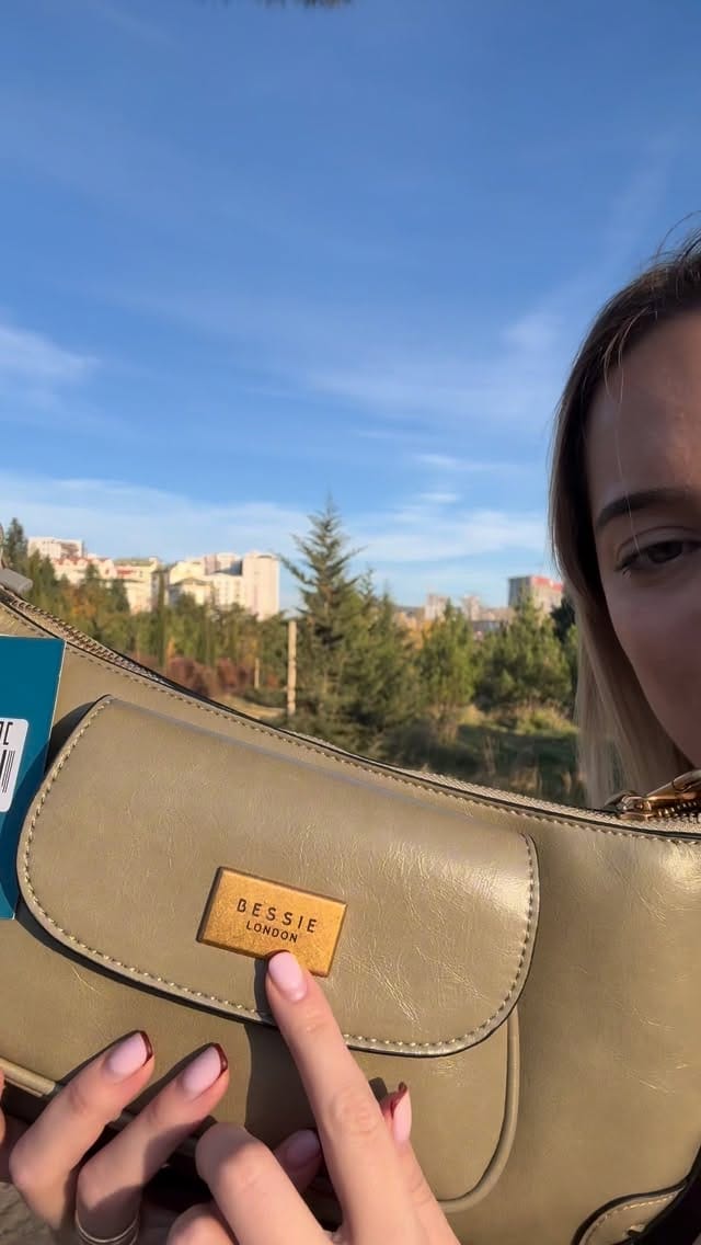 Post 6 by Bessie London on Instagram (video)