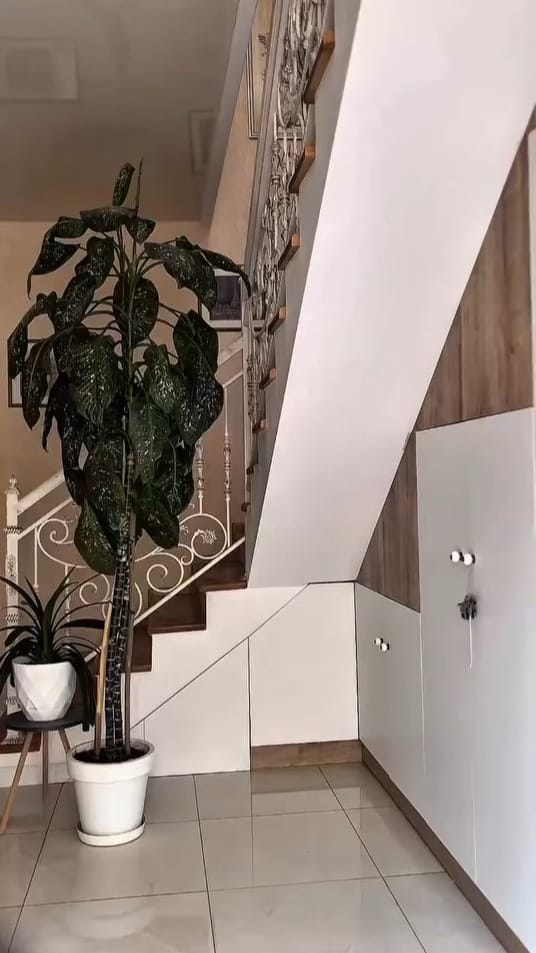 Post 8 by Bessie London on Instagram (video)