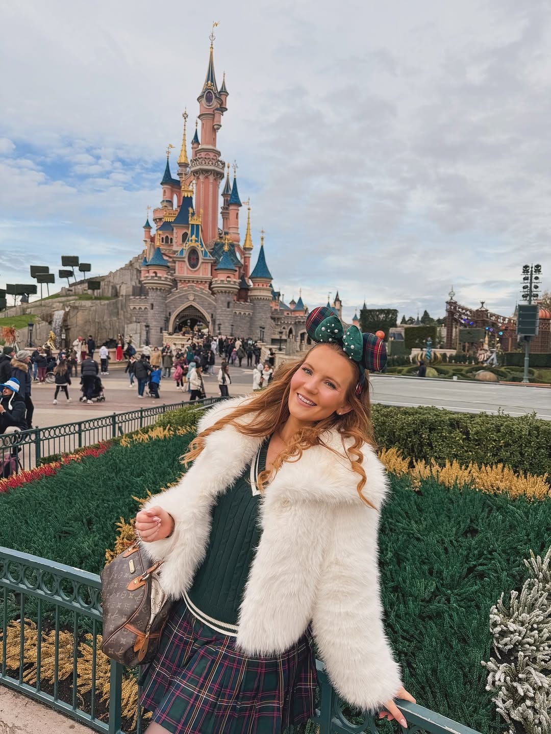 Post 10 by Lesley 💖 Feminine Outfit Inspo on Instagram (carousel)