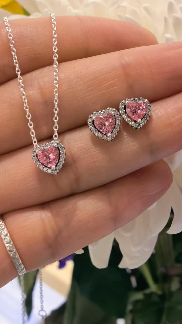 Post 1 by Zayaa's jewellery on Instagram (video)