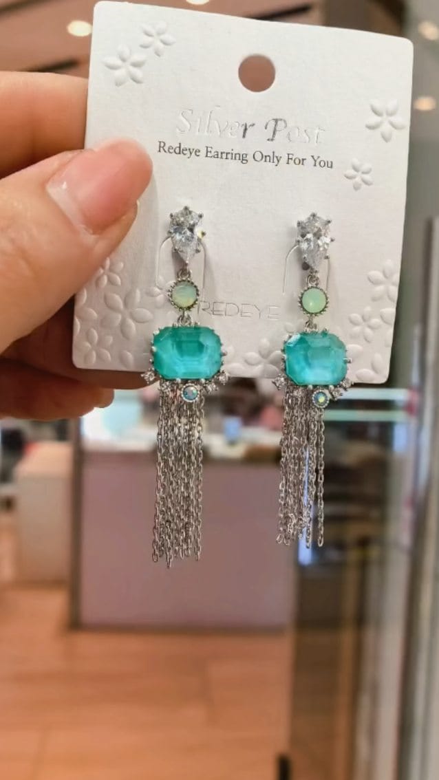 Post 3 by Zayaa's jewellery on Instagram (video)