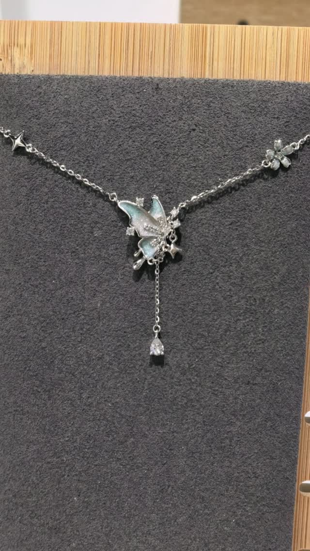 Post 6 by Zayaa's jewellery on Instagram (video)