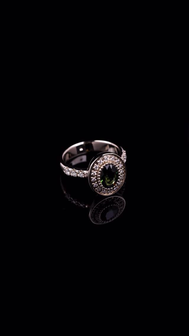 Post 6 by Kochut UK Jewellery on Instagram (video)