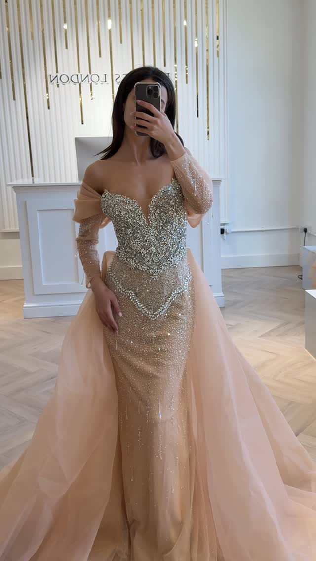 Post 5 by Esteles London on Instagram (video)