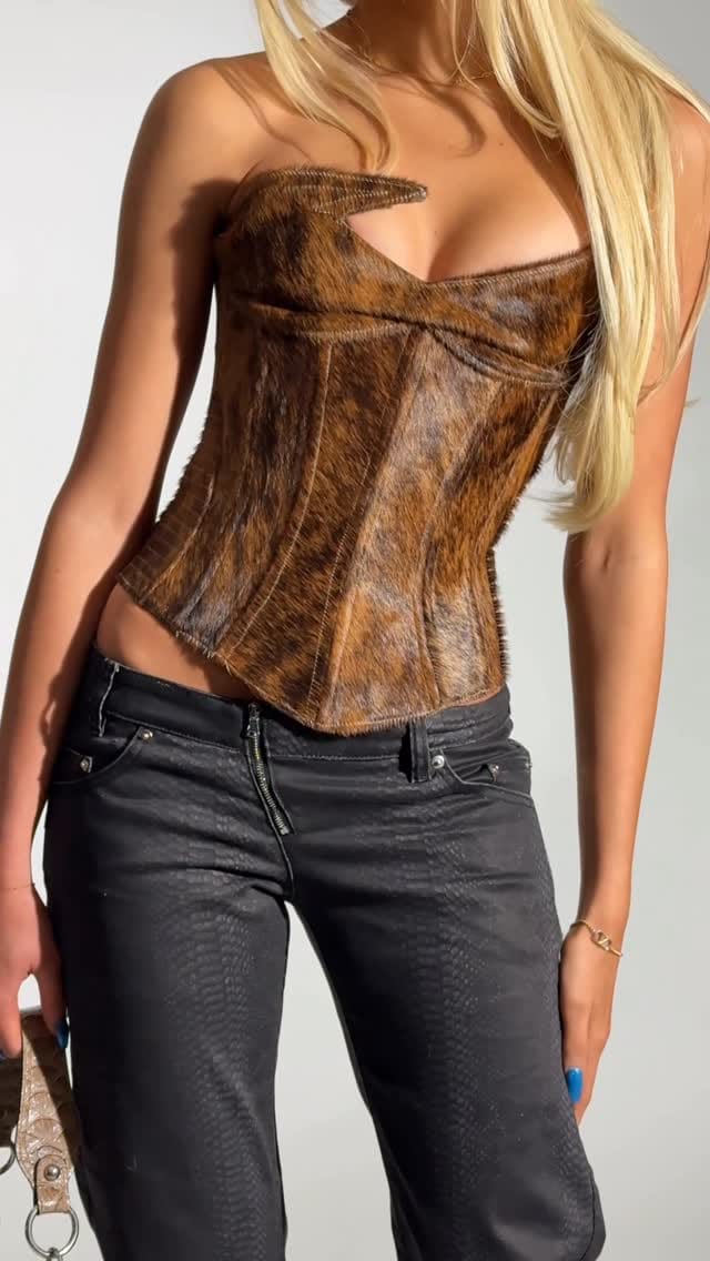 Post 8 by WMNS WEAR on Instagram (video)