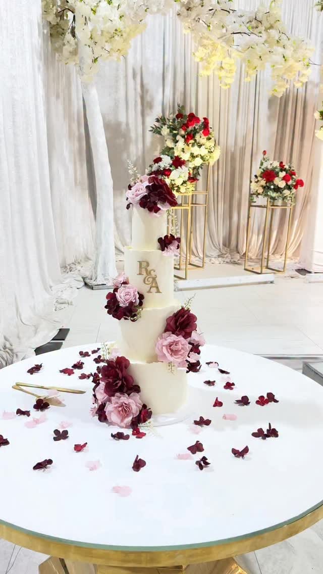Post 5 by Cakes By Hassan on Instagram (video)