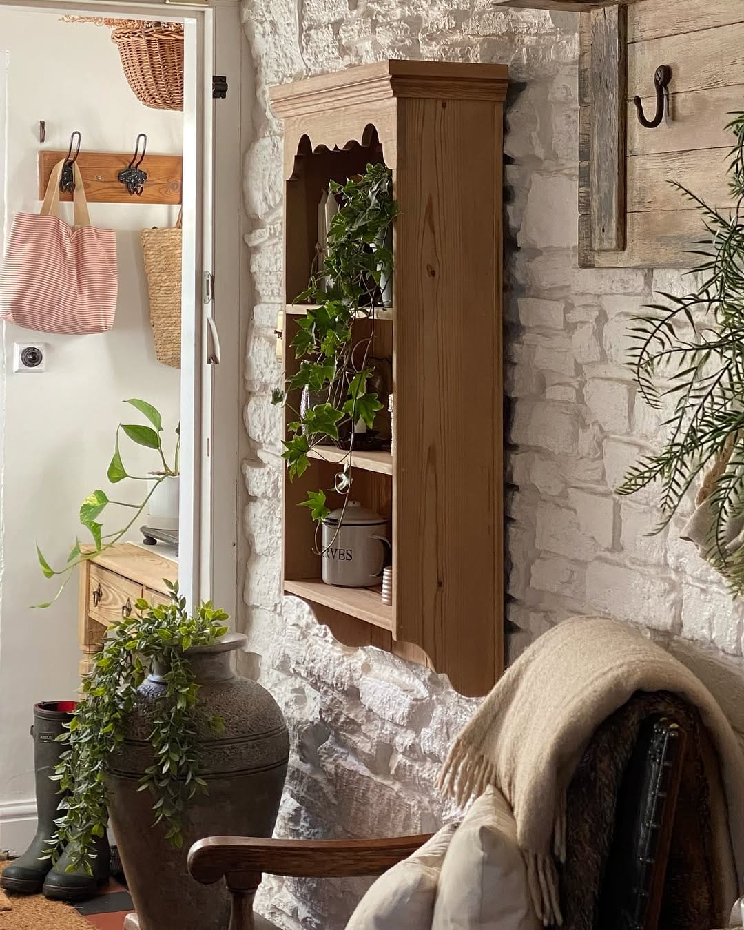 Post 10 by Linda Leetham | Annie.Loveday 🌿 Furniture Painter & Home Maker on Instagram (carousel)