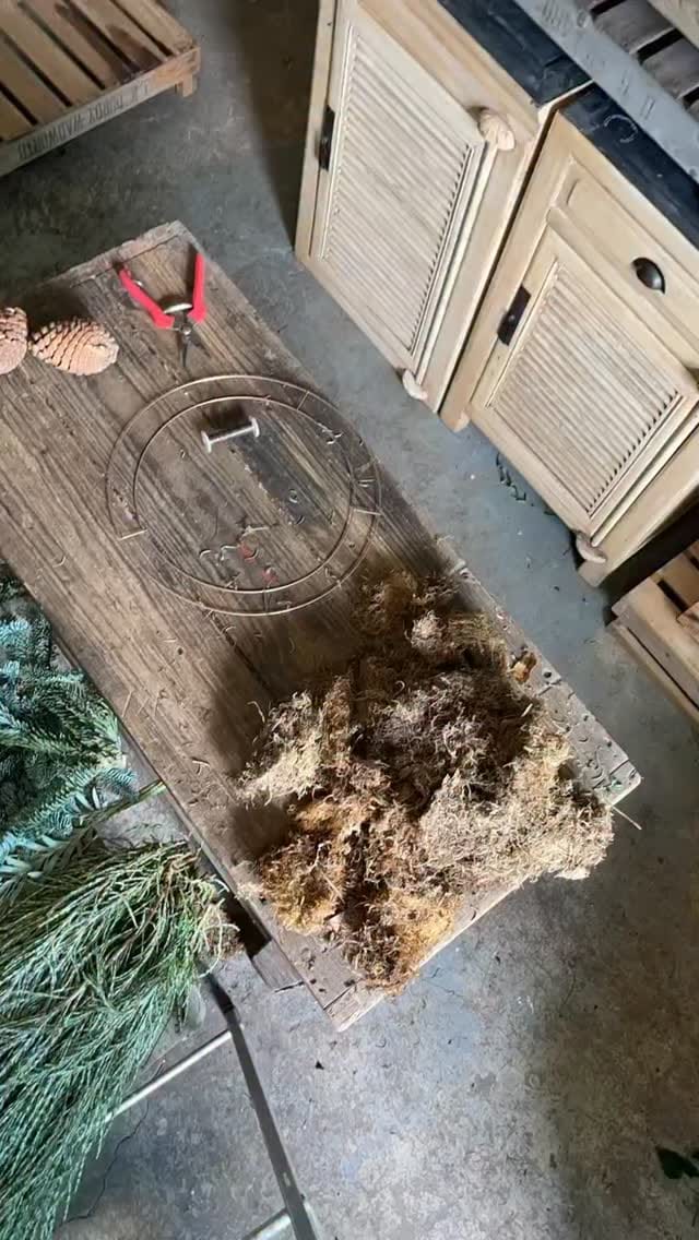 Post 9 by Lakes & Rivers Flower Farm on Instagram (video)