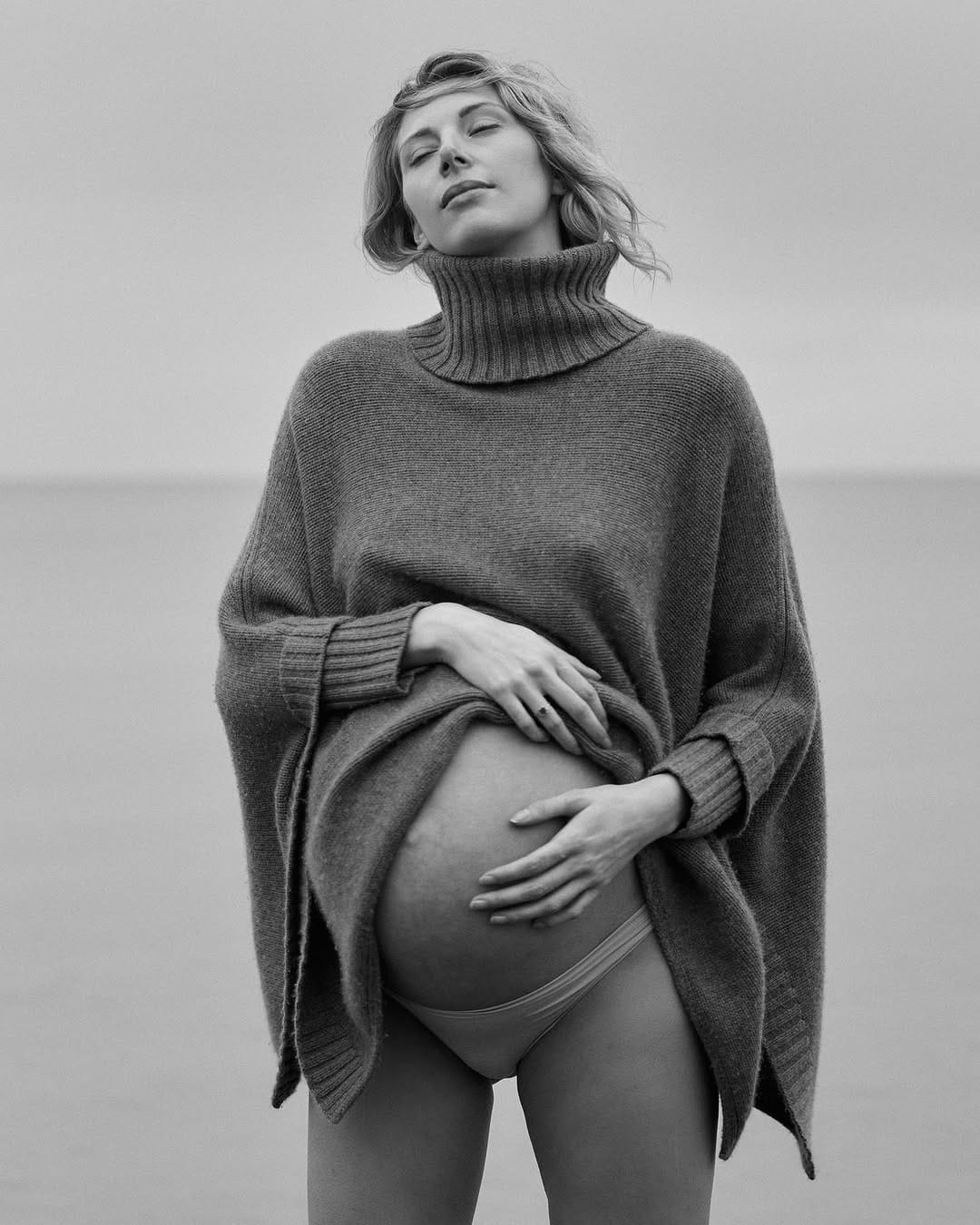 Post 8 by Ella Nash / Kent & london family and maternity photographer on Instagram (carousel)