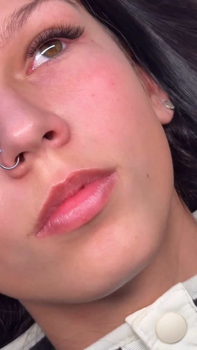 Post 3 by Rebecca Luna Lash Artist on Instagram (video)