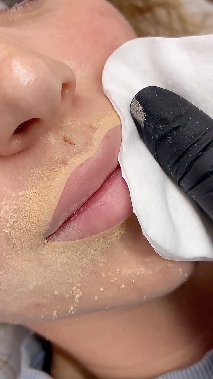 Post 7 by FRANKEE HAJDER SPMU on Instagram (video)